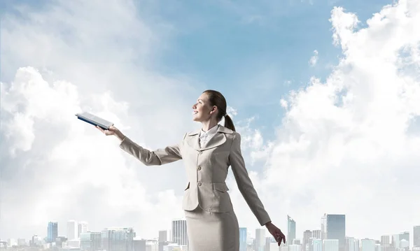 Mujer Sonriente Con Cuaderno Abierto Sobre Fondo Paisaje Urbano Cielo — Foto de Stock