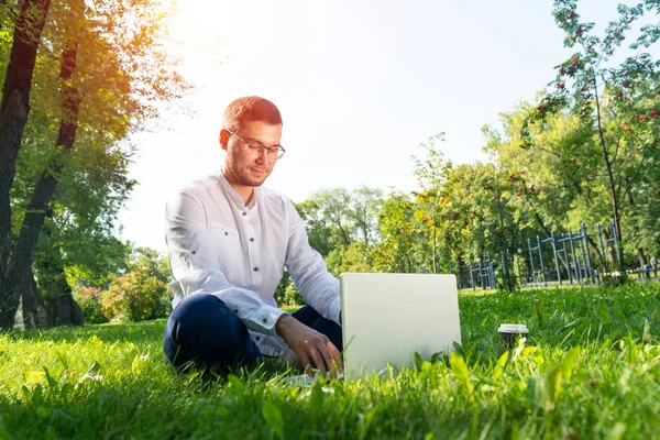 Ung Affärsman Sitter Grönt Gräs Och Använder Bärbar Dator Snygg — Stockfoto