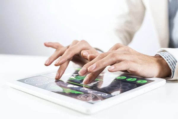 Makelaar Wit Pak Met Behulp Van Tablet Computer Voor Financiële — Stockfoto