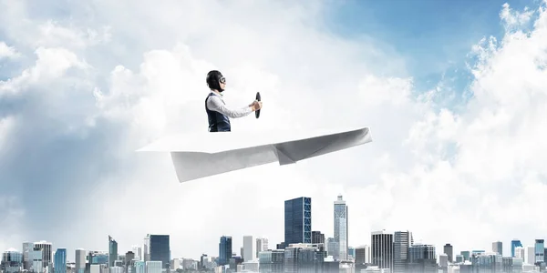 Business Motivatie Concept Met Piloot Zittend Papieren Vliegtuig Grappige Man — Stockfoto