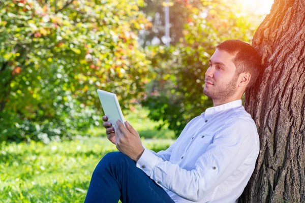 Hombre Ensueño Usando Tableta Computadora Bajo Árbol Parque Día Soleado —  Fotos de Stock