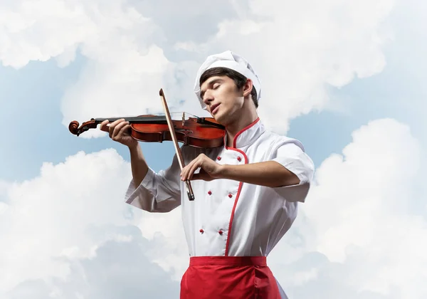 Jovem Chef Masculino Tocando Violino Fundo Azul Céu Bonito Chef — Fotografia de Stock