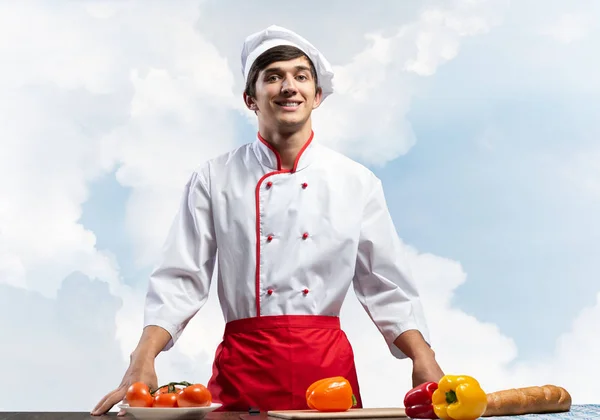 Joven Chef Masculino Pie Cerca Mesa Cocina Con Verduras Guapo —  Fotos de Stock