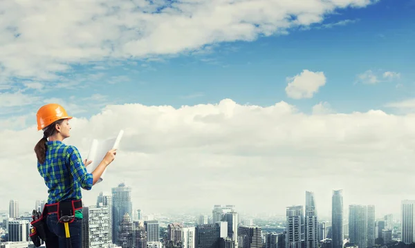 Ingeniera Mujer Con Plano Paisaje Moderno Ciudad —  Fotos de Stock