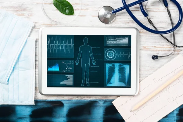 現代の肺癌における医学的診断 画面上の医療アプリケーションインターフェイスとタブレットコンピュータ 机の上にX線画像 聴診器 心臓画像を表示します デジタル結核スクリーニング検査 — ストック写真