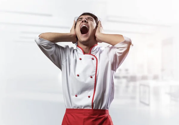 Jovem Chef Masculino Gritando Choque Horror Chef Caucasiano Emocional Chapéu — Fotografia de Stock