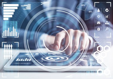 Sosyal ağ diyagramı ve arka planda kalem ile adam el ile dijital tablet ve mali grafik. Profesyonel finansal bilgi grafikleri ve analizler. İş dünyasında modern akıllı teknoloji