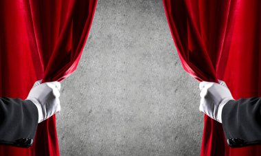 Beyaz eldiven açık kırmızı kadife perde elinde, yakın çekim