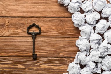 Buruşuk Kağıt ahşap masa üzerinde birçok topları arasında Vintage anahtarı