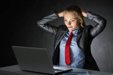 Genç iş kadını ofis masasında oturuyor ve başının arkasında el ele tutuşuyor. Bilgisayara bakan tatmin olmuş finansal danışman. Takım elbiseli ve kravatlı bir şirket çalışanı akşam işte meşgul oluyor..