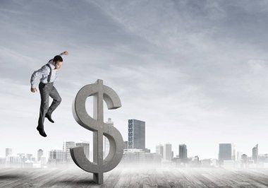 Öfkeli genç işadamı yumruklanmış dolar sembolüyle kaza yapacak.