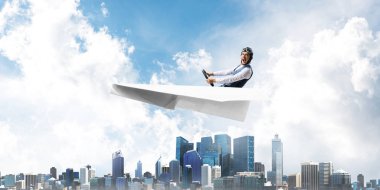 Megapolis'in üstünde kağıt uçak kullanan havacı. Kağıt düzlemde oturan ve direksiyon u tutan pilotun yan görünümü. Yüksek gökdelenler ve ofis binaları ile Cityscape. Karma medya iş kavramı