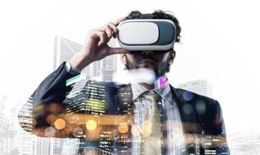 İşadamı cityscape arka plan karşı sanal kask içinde çift pozlama