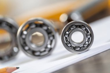 Masada yatan üç farklı bilye. Otomotiv yedek parça satış şirketi. Ağır endüstri mühendislik şirketi. Makine tasarımı ve üretimi. Motor mekanizmaları için çelik ayrıntıları.