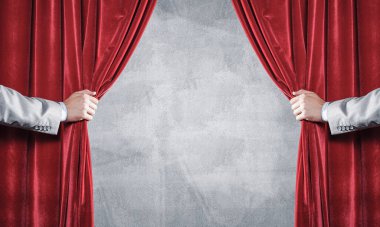 İşadamı el açık kırmızı kadife perde yakın çekim. Metninizi yerleştirin