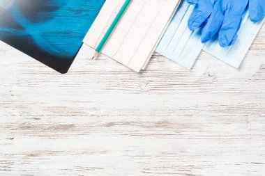 Kardiyoloji merkezinde tıbbi teşhis ve tedavi. Röntgen görüntüsü ve EKG görüntüsü olan üst düzey doktor masası. Rehabilitasyon terapisi. Profesyonel sağlık ve sağlık sigortası