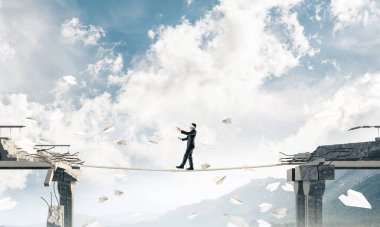 Gözü kapalı uçan kağıt uçaklar ve köprünün üzerinde gizli tehditlerin ve risklerin sembolü olarak ip üzerinde yürüyen bir işadamı. Arka planda doğa manzarası. 3B görüntüleme.