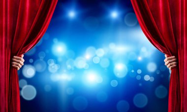 İşadamı el açık kırmızı kadife perde sahne alanı'nın yakın çekim