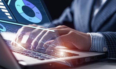 İş adamı finansal verilerle çalışır. Dizüstü bilgisayarın üstünde gelecekteki 3 boyutlu arayüz. Etkileşimli iş analizleri ve dijital veri görselleştirme kavramı. Küresel bankacılık ve yatırım