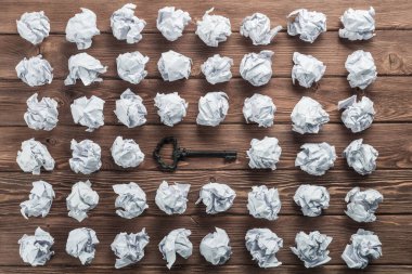 Buruşuk Kağıt ahşap masa üzerinde birçok topları arasında Vintage anahtarı