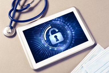 Doktorların çalıştığı yer beyaz tablet steteskop ve maskeyle