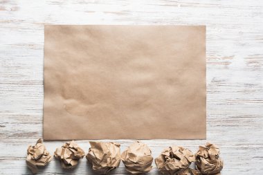 Buruşuk kahverengi kağıt levha ve kalem ahşap tablo