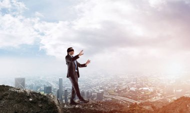 Kör bıçaklı bir adamla iş yaparken risk ve tehlike kavramı