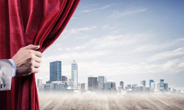 İnsan eli modern cityscape ve bulutlu gökyüzü kırmızı kadife perde açılır