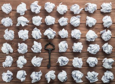 Buruşuk Kağıt ahşap masa üzerinde birçok topları arasında Vintage anahtarı