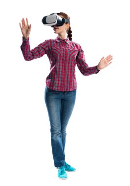 Sanal dünyayı keşfeden genç bir kadın, dijital arayüzle etkileşimde. VR gözlük takan ve havada el kol hareketi yapan bir kadın. Stüdyo fotoğrafı, arka plandaki gri manzaralı kız. Siber teknoloji kavramı