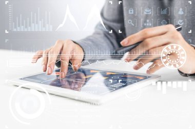 Tablet bilgisayar kullanan iş adamı elleri. Sanal ekranda dijital pazarlama medyası veya finansal diyagramlar. Dijital tablet bilgisayar ekranının üzerinde yüzen 3D grafik. Modern akıllı teknoloji iş dünyasında