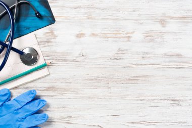Modern hastanede tıbbi teşhisler. Röntgen, steteskop ve kardiyogramla doktor masasının üst görüntüsü. Rehabilitasyon terapisi konsepti. Profesyonel sağlık ve sağlık sigortası hizmeti