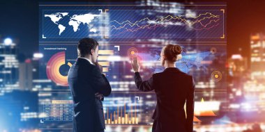 Arka ayakta ve sanal ekran ile birlikte çalışan iki iş adamları