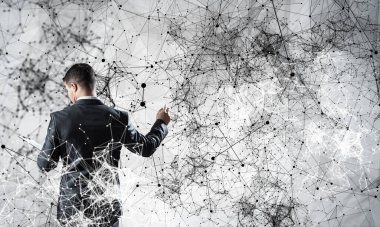 Çokgen şekilli soyut ağı gösteren belgeleri olan bir iş adamı. Takım elbiseli ve kravatlı bir girişimci. Profesyonel iş yardımı ve danışmanlık hizmeti.