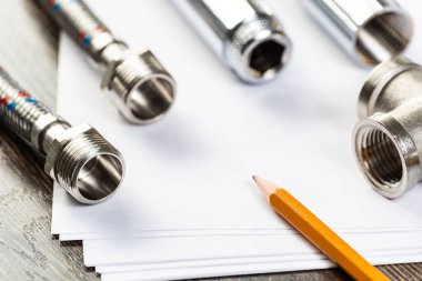Yeni esnek hidrolik sistem elemanları. Örgülü hortum segmentleri ile su bağlantı larını ve bağlantılarını kapatın. Sıhhi tesisat boru hattı masada. Profesyonel tasarım ve montaj sıhhi tesisat boru hatları