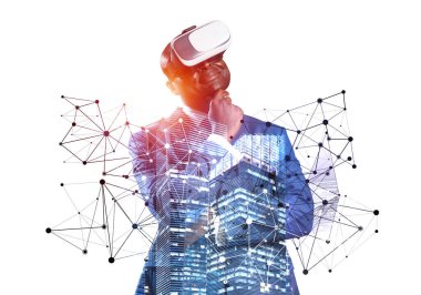 Sanal sistemle çalışan, VR kulaklık takan Afrikalı bir işadamı. Yeni gerçeklik modelliği ve tasarımı. Kullanılan sanal arayüz. Karışık ortam ve 3D nesneler. İş modeli simülasyon teknolojisi