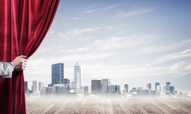 İnsan eli modern cityscape ve bulutlu gökyüzü kırmızı kadife perde açılır