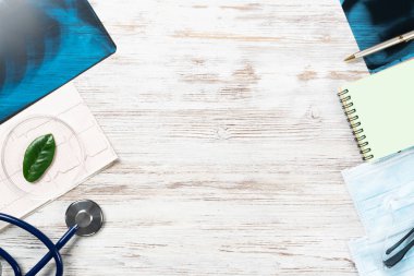 Modern hastanede tıbbi teşhisler. Röntgen, steteskop ve kardiyogramla doktor masasının üst görüntüsü. Rehabilitasyon terapisi konsepti. Profesyonel sağlık ve sağlık sigortası hizmeti