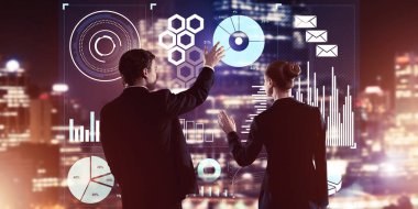 Arka ayakta ve sanal ekran ile birlikte çalışan iki iş adamları