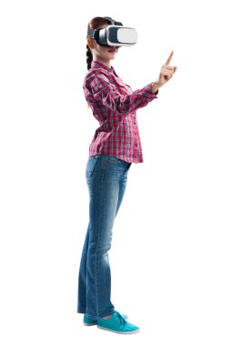 Sanal gerçeklik gözlüğü kullanan güzel kız. Vr gözlüğü takan kadın işaret jestini kullanarak siber alemle etkileşime giriyor. Gri arka plan karşı kız tarafından Stüdyo fotoğrafı. Siber teknoloji konsepti