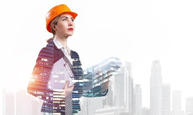 Güzel bir mimar kadın elinde teknik çizimlerle yukarı bakıyor. Şehir merkezinde güvenlik kaskı konusunda genç bir uzman. Mühendislik ve geliştirme şirketi. Çift pozlama endüstrisi konsepti