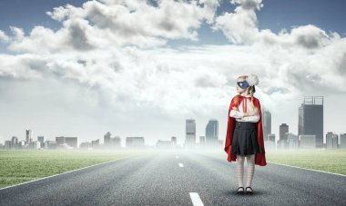 Küçük kendine güvenen çocuk maskesi ve cape serin süper kahraman çalış. Karışık teknik