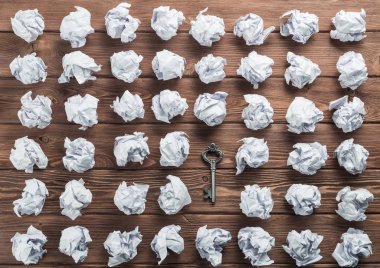 Buruşuk Kağıt ahşap masa üzerinde birçok topları arasında Vintage anahtarı