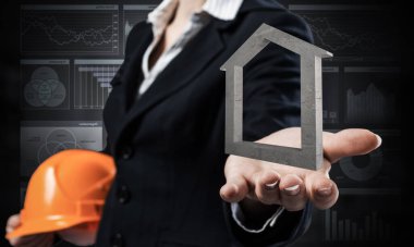 Emlakçı Palm 3D ev sembolü taşıyor. Güvenlik kasklı takım elbiseli bir kadın. Mühendislik ve proje yönetimi. Emlak yatırımı ve konut kredisi finansal konsepti.