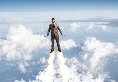 Mavi gökyüzünde süper kahraman olarak uçan takım elbiseli ve havacı şapkalı bir iş adamı. Şirket yöneticisi süper kahraman olarak stratosferde jet aleviyle yukarı doğru fırlatılıyor. Başarılı iş kurma motivasyon kavramı