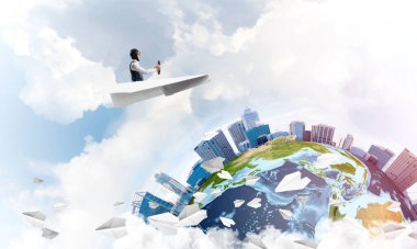 Komik havacı kağıt düzlemde oturan ve direksiyon tutan. Bulutlu mavi gökyüzünde kağıt uçak kullanan pilot. İş bölgesinde yüksek gökdelenler ile modern şehrin küresel görünümü.