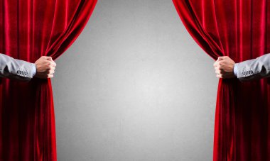 İşadamı el açık kırmızı kadife perde yakın çekim. Metninizi yerleştirin