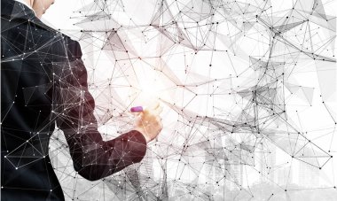 İş kadını soyut 3D ağı işaret ediyor. Beyaz arka planda takım elbiseli, üç boyutlu pleksus yapısı olan bir kadın. Sosyal bağlantı ve ağ kurma. Gelecekçi teknoloji konsepti.