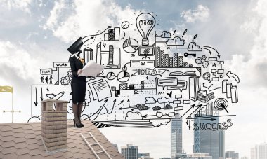 Evin çatısında baş durmak yerine kamerayla zum yapan yüzsüz iş kadını.