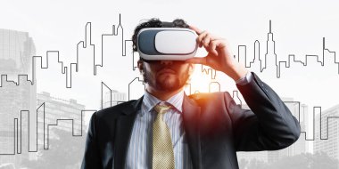 İşadamı cityscape arka plan karşı sanal kask içinde çift pozlama